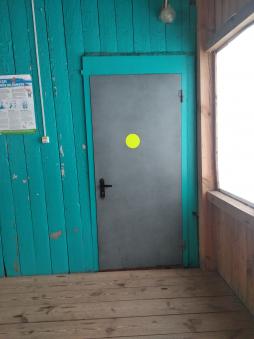 На всех  дверях в организации имеются контрастные круги желтого цвета.